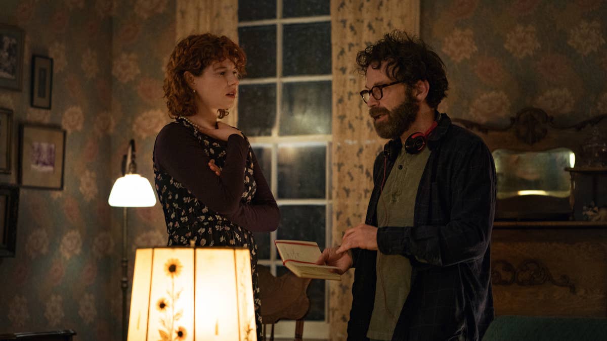 Jessie Buckley e Charlie Kaufman sul set di Sto pensando di finirla qui