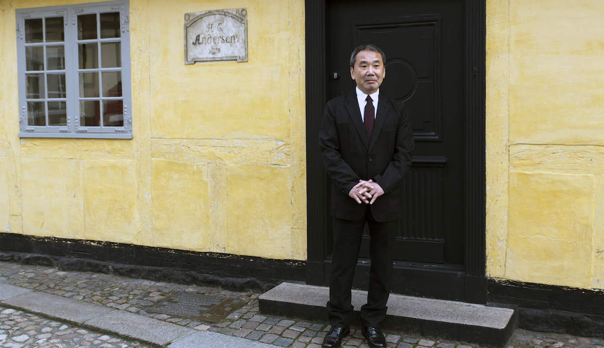 Haruki Murakami di fronte alla casa di H. C. Andersen in Danimarca nel 2016. Lo scrittore giapponese è tra i favoriti al Nobel