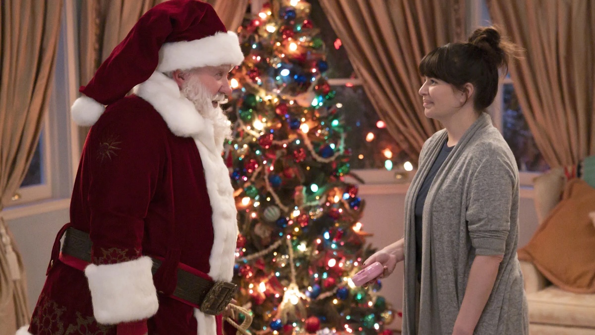 Casey Wilson e Tim Allen in una scena di Nuovo Santa Clause cercasi