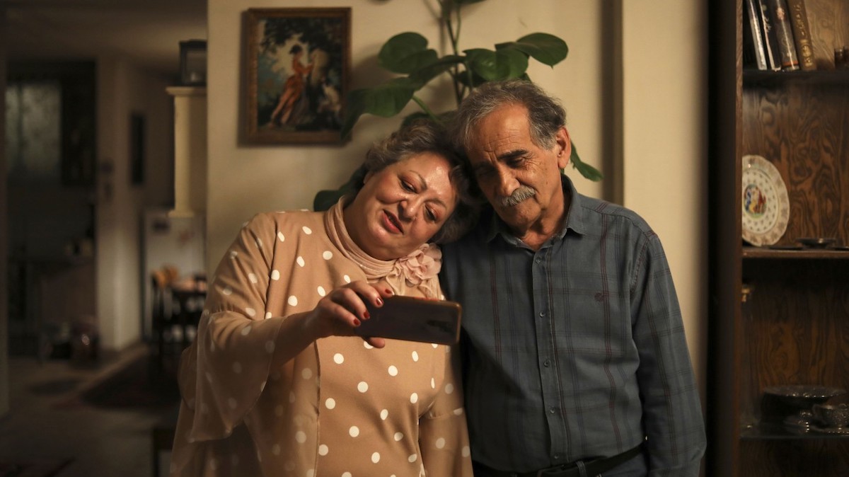 Una scena dal film iraniano My Favourite Cake di Maryam Moghaddam e Behtash Sanaeeha, in concorso alla Berlinale 2024
