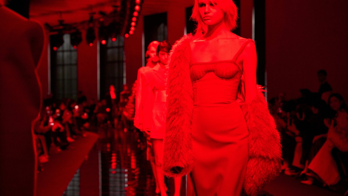 Milano Fashion Week: Sportmax trasforma la passerella nella camera oscura di Helmut Newton